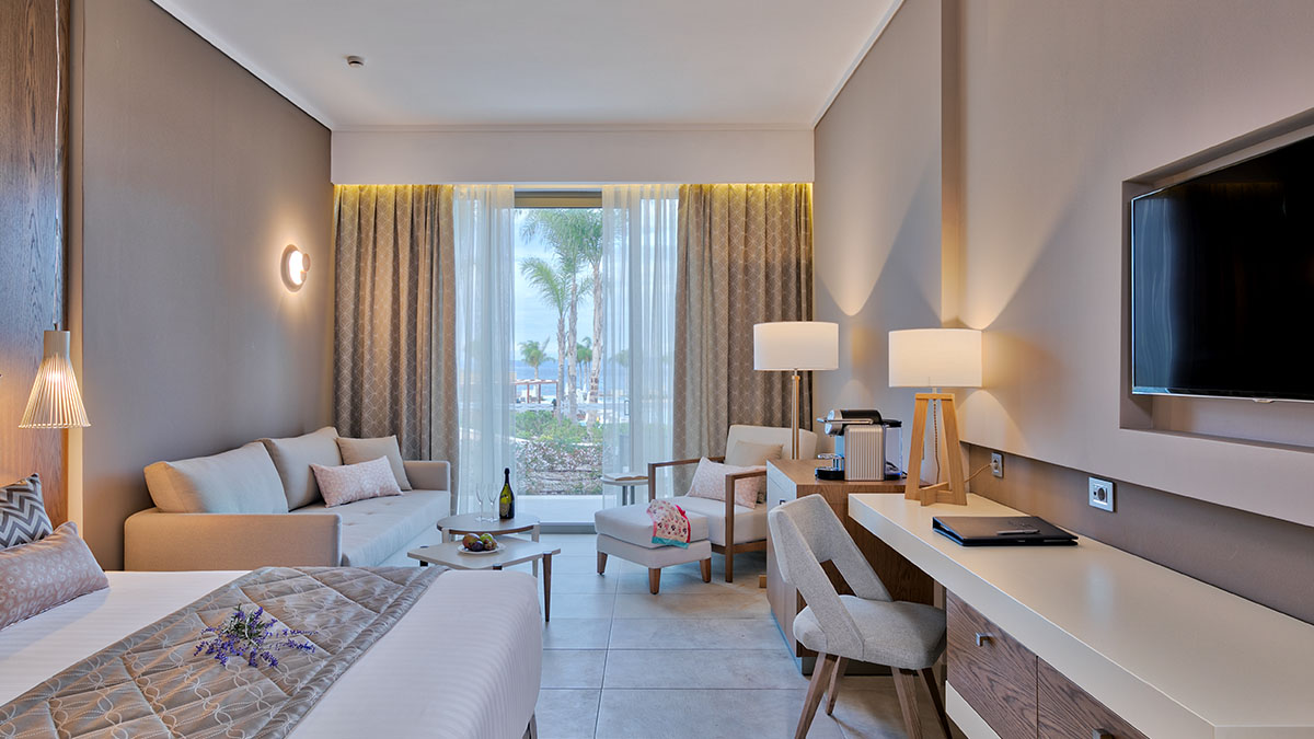 Junior Suite Pool Front For Single Use